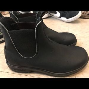 Black unisex Blunstone boots